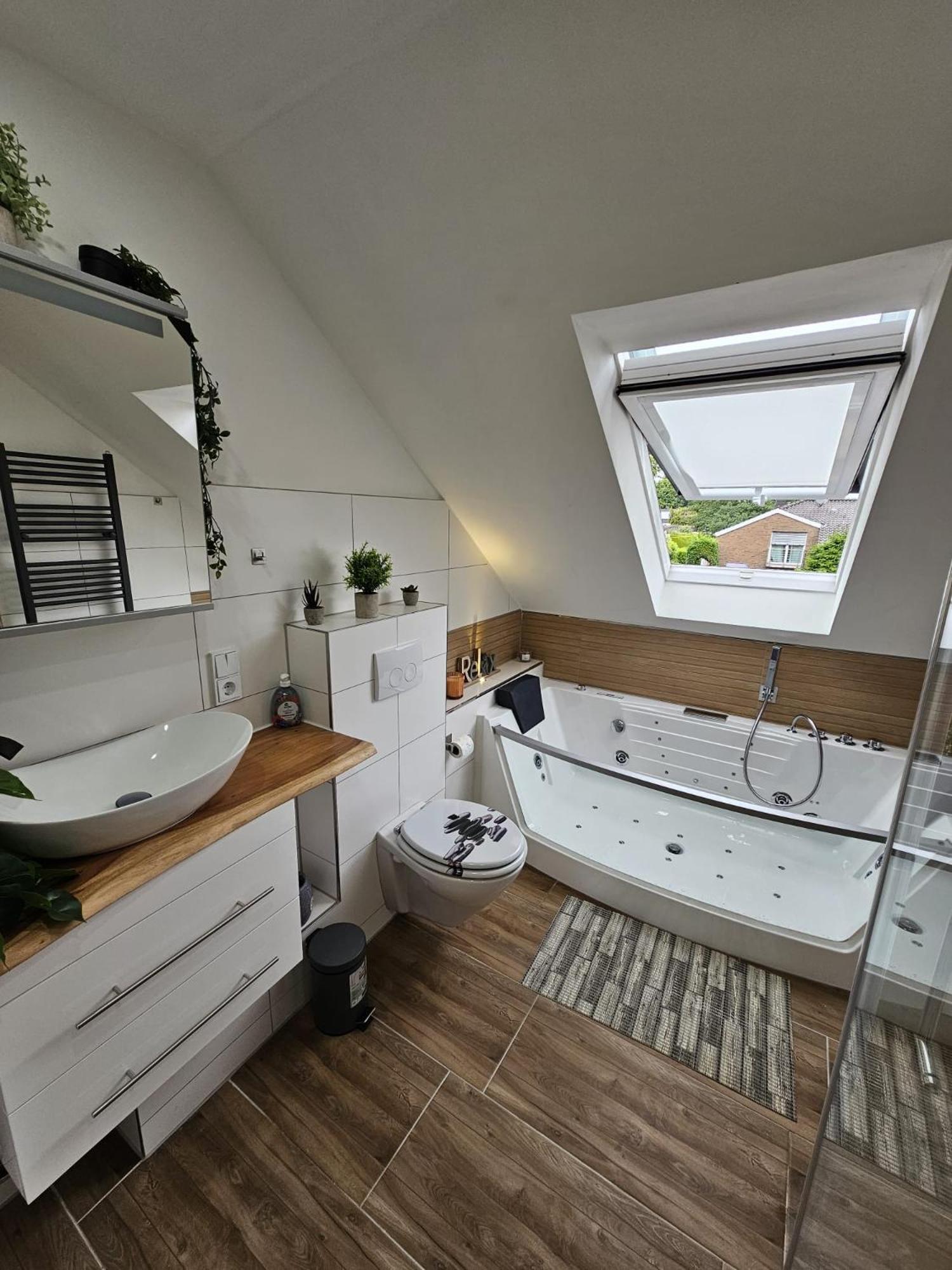Tautraum Suite Mit Whirlpool Und Gruenem Ausblick Wilhelmshaven Exterior foto